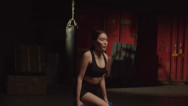 Concentrado Ativo Desportivo Aptidão Asiática Mulher Praticando Dumbbell Reverso Lunge — Vídeo de Stock