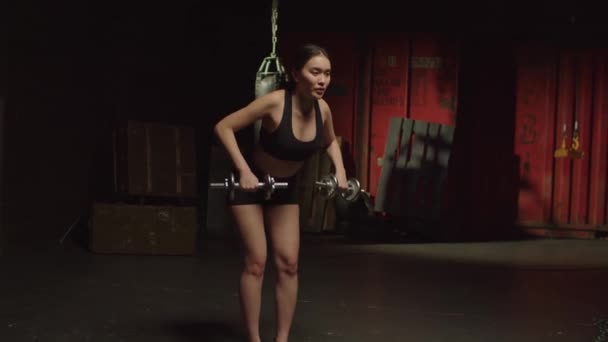 Мотивированная Атлетически Привлекательная Азиатская Молодая Женщина Спортивной Одежде Практикующая Согнутые — стоковое видео