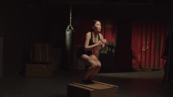 在车库体育馆进行交叉训练的同时 积极的运动适合漂亮的亚洲女人做跳伞运动 在下半身创造力量和力量 — 图库视频影像