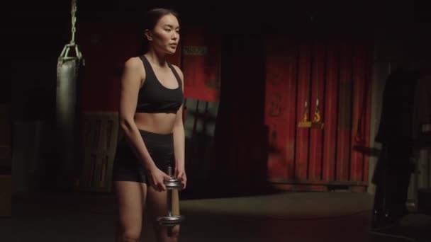 Ganska Aktiv Motiverad Passform Asiatisk Kvinna Sportkläder Tränar Styrketräning Utför — Stockvideo