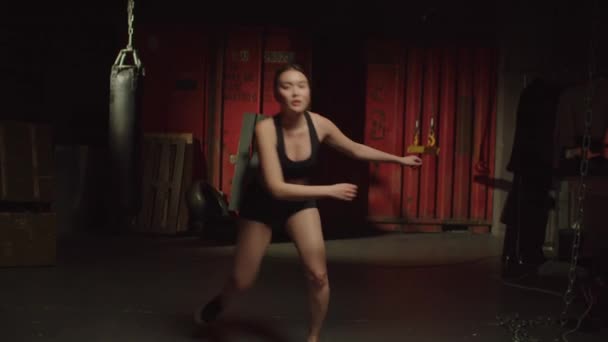 Aktif Kıyafetli Uyumlu Asyalı Bir Kadının Portresi Yan Atlama Egzersizi — Stok video
