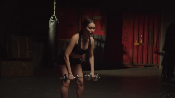 Retrato Mujer Asiática Motivada Atractiva Ropa Deportiva Practicando Pie Doblado — Vídeos de Stock