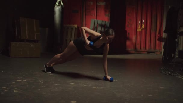 Αποφασισμένη Αθλητική Όμορφη Fitness Ασιατική Γυναίκα Εξάσκηση Βάρους Άσκηση Dumbbell — Αρχείο Βίντεο