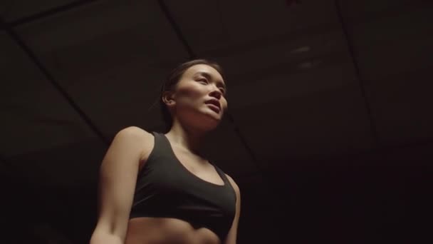 Портрет Чітко Визначеного Мотивованого Спорту Підходить Привабливій Азіатській Жінці Яка — стокове відео
