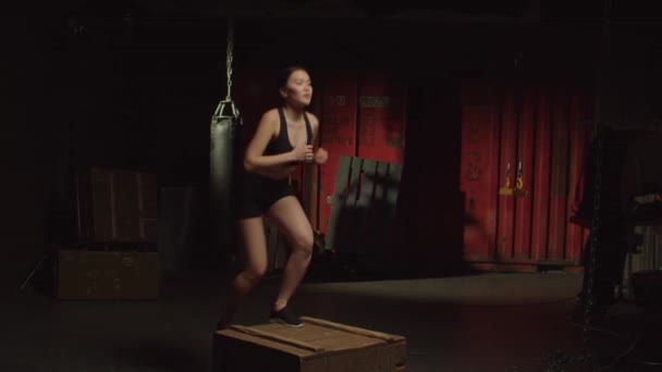 Activa Motivada Atractiva Mujer Asiática Ropa Deportiva Practicando Entrenamiento Cruzado — Vídeo de stock