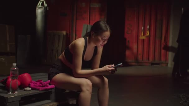 Retrato Fitness Atractivo Relajado Mujer Asiática Sentada Paletas Escuchando Música — Vídeo de stock