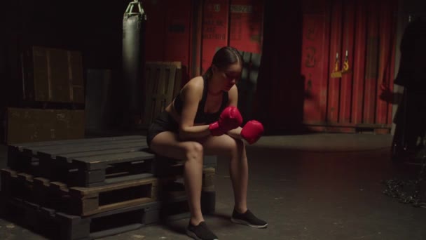 Портрет Сконцентрованого Мотивованого Спортсмена Досить Азійська Жінка Боксерських Рукавицях Сидячи — стокове відео