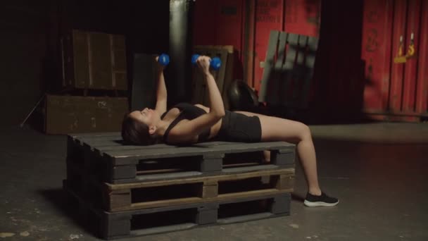 Aktiv Motivierte Athletische Fitness Schöne Asiatin Übt Hantelbankdrücken Auf Paletten — Stockvideo