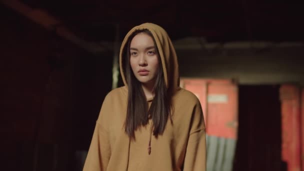 Nebezpečný Městský Gang Styl Hezká Asijská Žena Mikině Agresivním Pohledem — Stock video