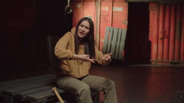 Irriterad Oförskämd Gatugäng Stil Asiatisk Kvinna Sitter Pallar Känslomässigt Talar — Stockvideo