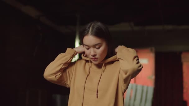 Coole Straßengang Stil Attraktive Asiatische Junge Frau Zieht Kapuzenpullover Sieht — Stockvideo