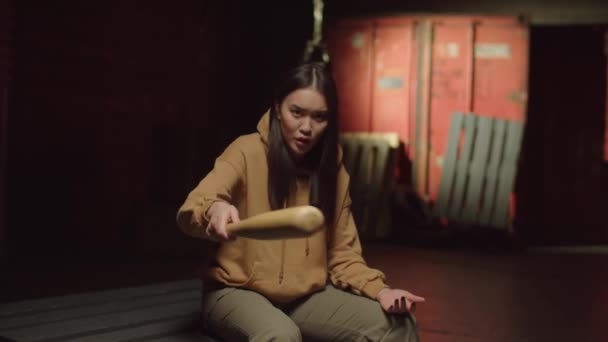 Duro Agresivo Bastante Asiático Mujer Criminal Ropa Moda Sentado Paletas — Vídeo de stock