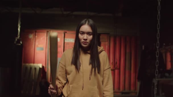 Portrait Une Femme Gang Asiatique Brutale Agressive Capuche Pointant Doigt — Video