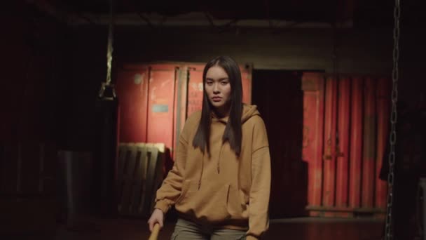 Rude Agresywny Azjatycki Gang Kobieta Ulicznym Stylu Ubrania Trzymając Kij — Wideo stockowe