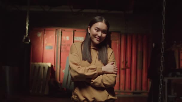 Ομορφιά Πορτρέτο Της Γοητευτικής Χαρούμενη Ασιατική Γυναίκα Στυλ Δρόμου Ρούχα — Αρχείο Βίντεο