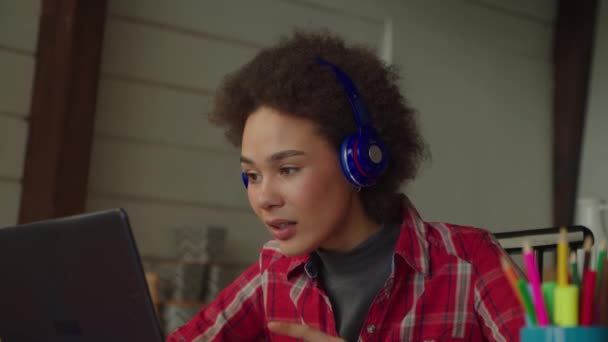 Retrato Estudiante Negra Encantadora Inteligente Concentrada Auriculares Inalámbricos Escuchando Conferencias — Vídeos de Stock