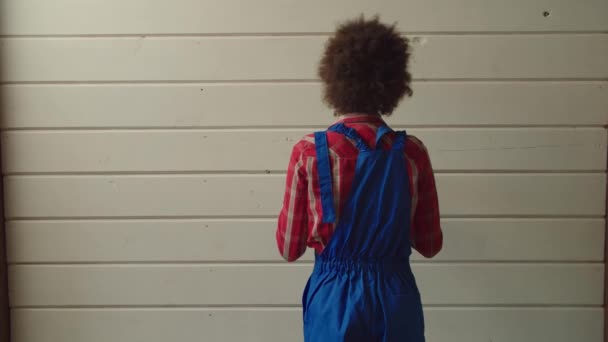 Bedachtzame Mooie Afro Amerikaanse Klusjesvrouw Beschermende Werkkleding Meten Grootte Met — Stockvideo