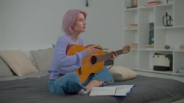 Tankeväckande Inspirerad Attraktiv Rosa Hår Kvinna Låtskrivare Med Akustisk Gitarr — Stockvideo