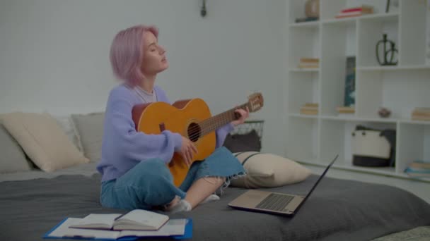 Talentvolle Aantrekkelijke Roze Harige Vrouwelijke Muzikant Spelen Akoestische Gitaar Het — Stockvideo