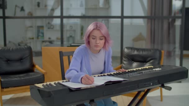 Вдохновляла Талантливых Привлекательных Розовых Женщин Музыкантов Играющих Клавишных Фортепиано Сочиняя — стоковое видео