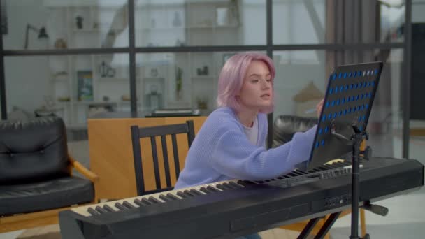 Talentueuse Compositrice Aux Cheveux Roses Qui Compose Une Mélodie Pour — Video