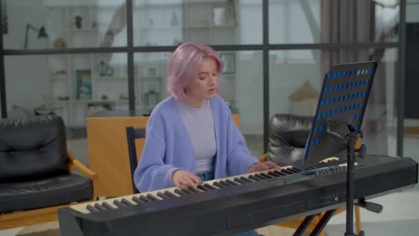 在创作危机中心烦意乱的粉红头发女作曲家在创作新歌 玩电子合成器 试图拾起和弦 在室内表达沮丧和烦躁 — 图库视频影像