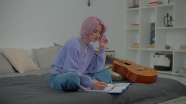 Unzufriedene Schöne Pinkhaarige Musikerin Kreativer Krise Die Probleme Mit Dem — Stockvideo