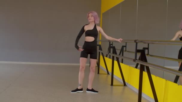 Elegant Motivierte Schöne Rosafarbene Ballerina Sportbekleidung Die Anmutig Choreografische Übungen — Stockvideo
