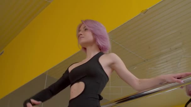아름다운 분홍색 머리의 댄서가 스튜디오에서 안무를 연습하고 훈련하고 기술을 향상시키는 — 비디오