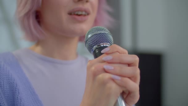 Close Cantor Feminino Elegante Segurando Microfone Cantando Emocionalmente Música Otimista — Vídeo de Stock
