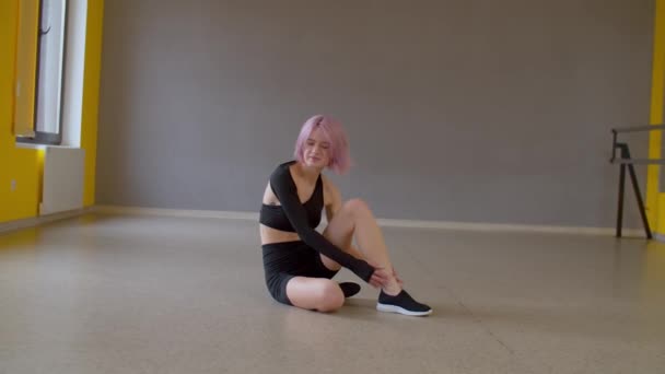 Irritado Triste Atraente Mulher Cabelos Finos Dançarina Com Expressão Dolorosa — Vídeo de Stock