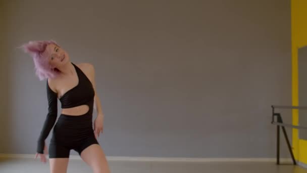 Χαρισματικός Θετικός Γοητευτικός Ροζ Μαλλιά Γυναίκα Hip Hop Χορεύτρια Activewear — Αρχείο Βίντεο