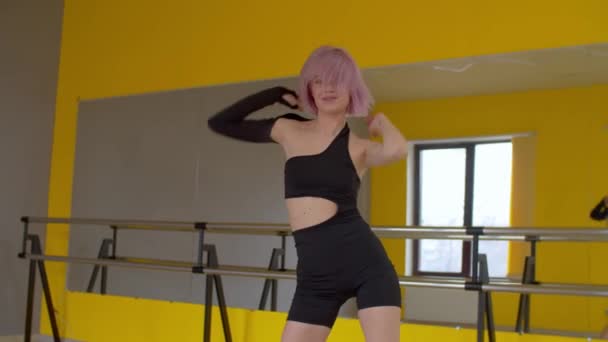 Elegante Atractiva Enérgica Mujer Pelo Rosa Bailarina Hip Hop Ropa — Vídeos de Stock