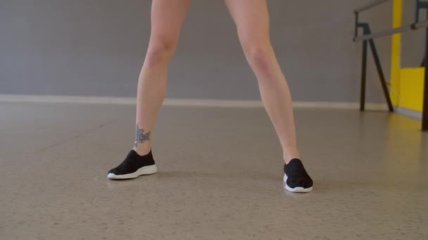 Primer Plano Piernas Delgadas Femeninas Zapatos Lona Bailando Pista Baile — Vídeos de Stock