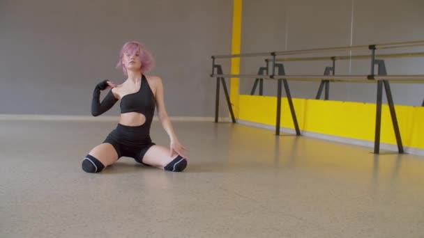 Bailarina Atractiva Delgada Flexible Motivada Zapatos Aguja Bailando Mejorando Técnicas — Vídeo de stock