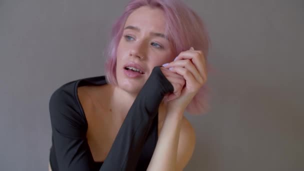 Portré Depressziós Gyönyörű Rózsaszín Hajú Aktív Viselet Tele Könnyek Megy — Stock videók