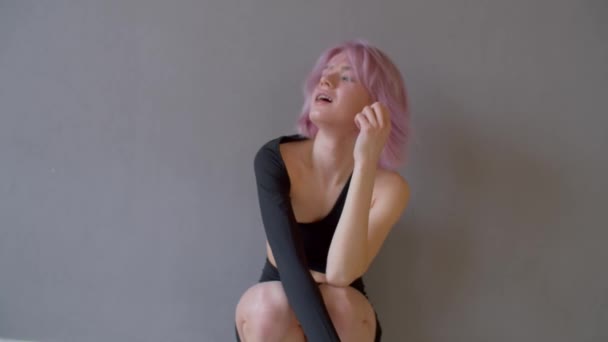 Duygusal Stres Içinde Depresif Pembe Saçlı Kadın Dansçı Stüdyoda Oturmuş — Stok video