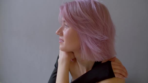 Gros Plan Triste Bouleversée Charmante Jeune Femme Aux Cheveux Roses — Video