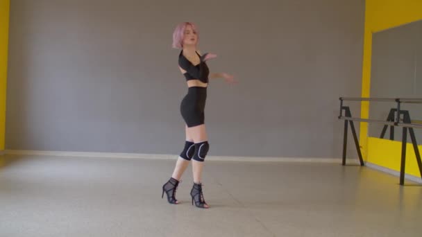Pełen Wdzięku Utalentowany Szczupły Piękny Różowe Włosy Kobieta Tancerka Aktywnych — Wideo stockowe