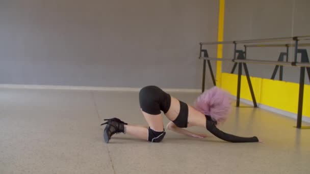 Widok Boku Wdzięku Elastyczne Atrakcyjne Różowe Włosy Tancerka Aktywnych Szkolenia — Wideo stockowe