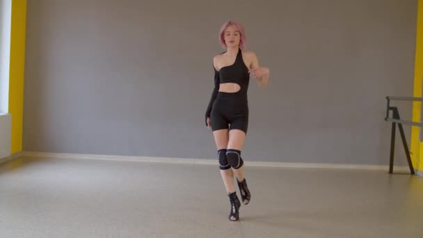 Zarif Zarif Pembe Saçlı Aktif Giyimli Şık Topuklu Ayakkabı Giyen — Stok video