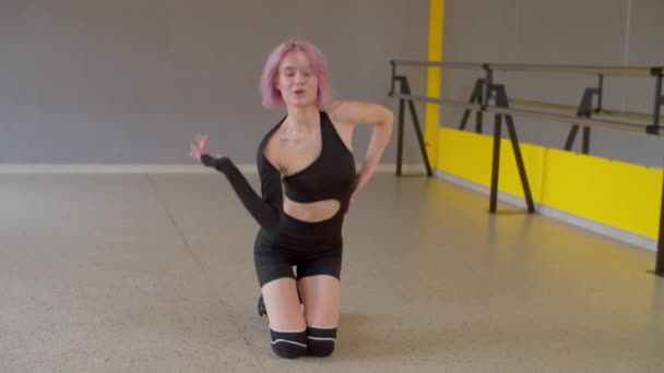 Elegante Flexible Hermosa Bailarina Pelo Rosa Improvisando Ensayando Practicando Danza — Vídeo de stock