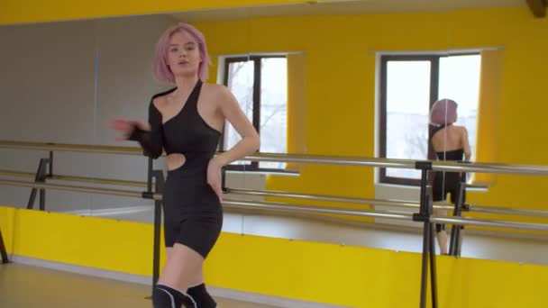 Motivated Inspirowane Uroczy Różowe Szpilki Tancerz Wykonywania Tańca Współczesnego Szkolenia — Wideo stockowe