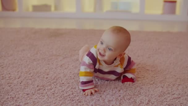 Menina Bebê Bebê Bonito Alegre Rastejando Chão Divertindo Desfrutando Lazer — Vídeo de Stock
