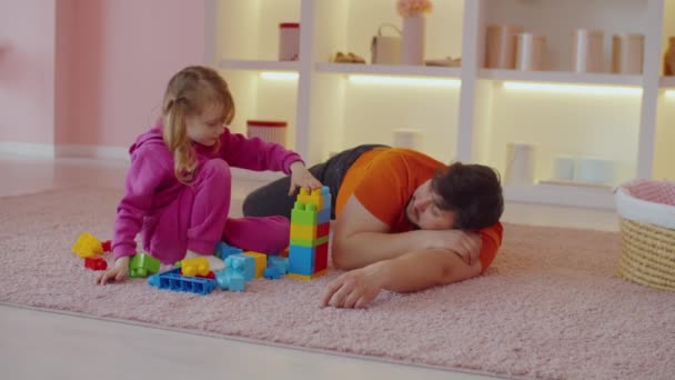 Eccitato Adorabile Figlioletta Divertirsi Giocando Con Blocchi Impilamento Giocattolo Colorato — Video Stock