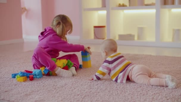 Fröhliche Süße Mädchen Vorschulalter Und Fröhliche Säuglinge Genießen Freizeit Haben — Stockvideo