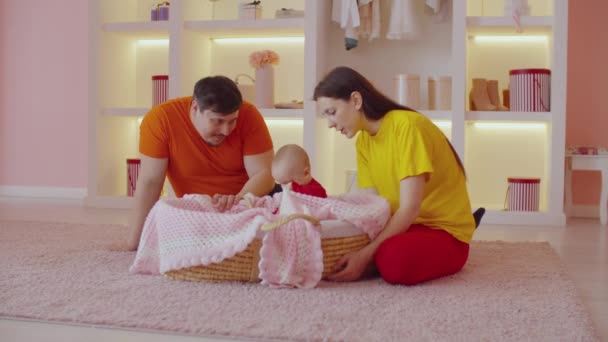 Tillgivna Attraktiva Föräldrar Binda Och Försiktigt Smeka Söt Positiv Spädbarn — Stockvideo