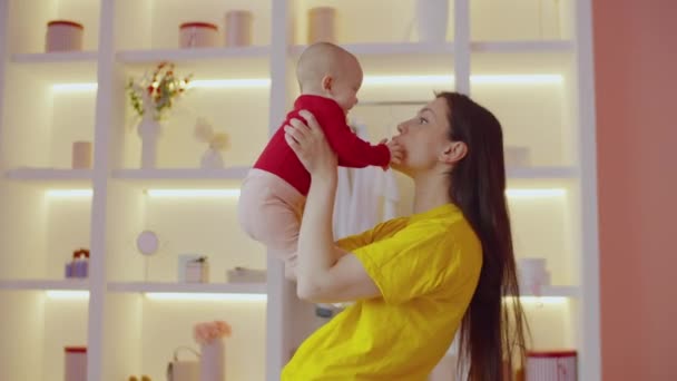 Zijaanzicht Van Liefdevolle Vrolijke Mooie Moeder Opvoeden Vrolijke Schattige Baby — Stockvideo