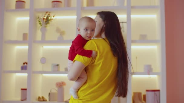 Liebevolle Charmante Mutter Mit Neugierig Bezaubernder Säuglingstochter Schaukelt Unruhiges Kind — Stockvideo