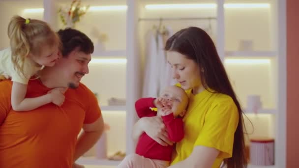 Portrait Parents Joyeux Affectueux Avec Adorable Petite Fille Bébé Fille — Video